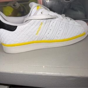 ADIDAS SUPERSTAR J WHITE/YELLOW SHOES 6Y = 7 WOMENS